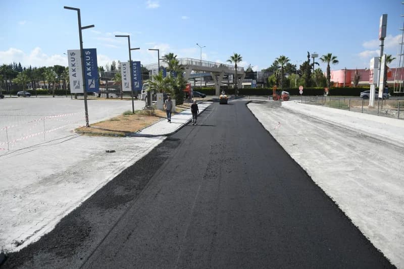 Kuşadası Belediyesi ekipleri, Değirmendere Mahallesi 840 Sokak’ta yaklaşık 2 bin metrekarelik alanda sıcak asfalt çalışm