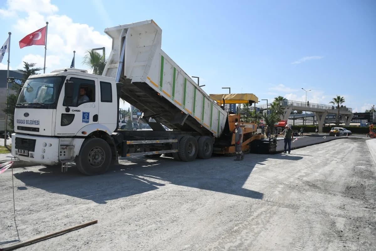 Kuşadası Belediyesi ekipleri, Değirmendere Mahallesi 840 Sokak’ta yaklaşık 2 bin metrekarelik alanda sıcak asfalt çalışm
