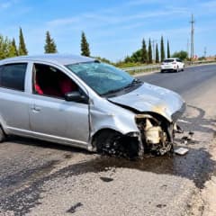 Kuşadası-Söke karayolunda Granta mevkiinde meydana gelen trafik kazasında hasar gören otomobil