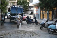 Kuşadası Belediyesi temizlik ekipleri Cumhuriyet ve Ege mahallelerinde cadde ve sokakları tazyikli suyla yıkıyor