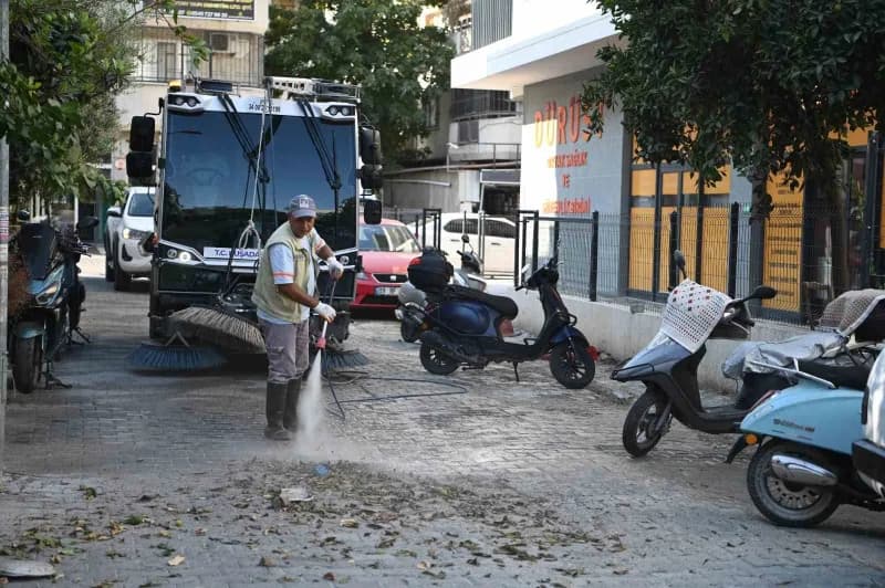 Kuşadası Belediyesi temizlik ekipleri Cumhuriyet ve Ege mahallelerinde cadde ve sokakları tazyikli suyla yıkıyor