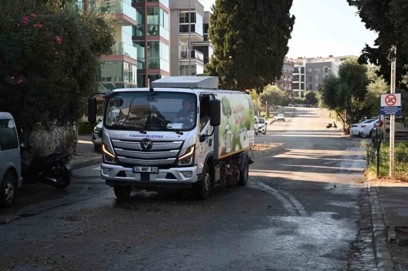 Kuşadası Belediyesi, kent genelinde Temizlik ve hijyen standartlarını üst seviyede tutmak amacıyla yürüttüğü çalışmaları