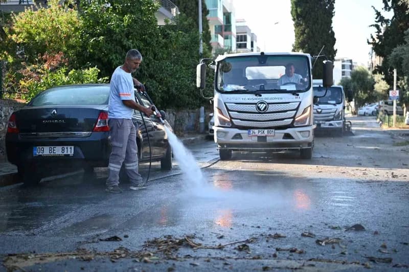 Kuşadası Belediyesi, kent genelinde Temizlik ve hijyen standartlarını üst seviyede tutmak amacıyla yürüttüğü çalışmaları
