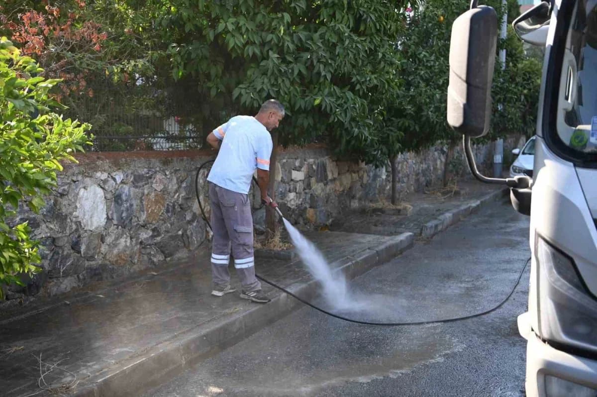 Kuşadası Belediyesi, kent genelinde Temizlik ve hijyen standartlarını üst seviyede tutmak amacıyla yürüttüğü çalışmaları