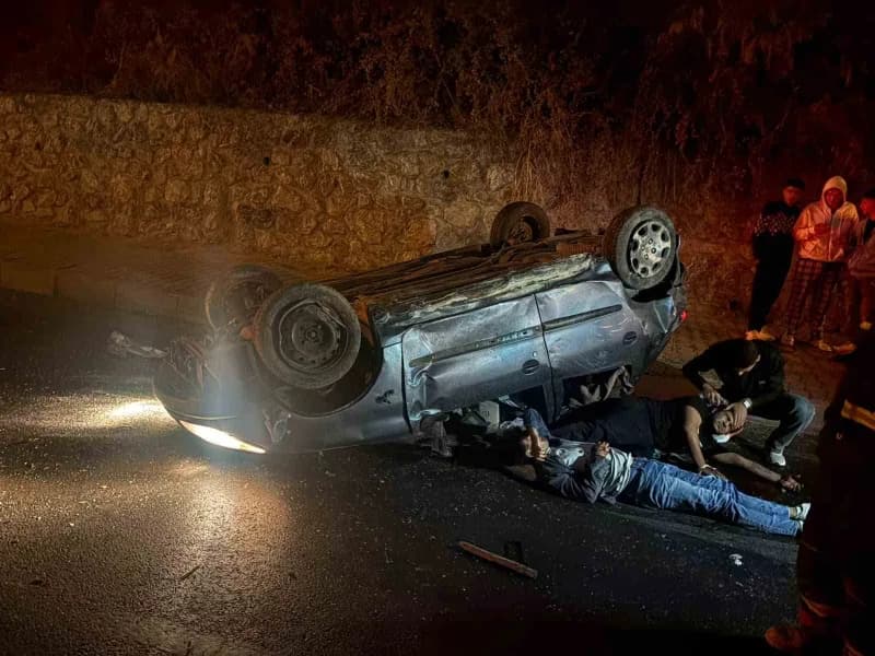Kuşadası Türkmen Mahallesi Çevreyolu'nda meydana gelen trafik kazasında devrilen otomobil