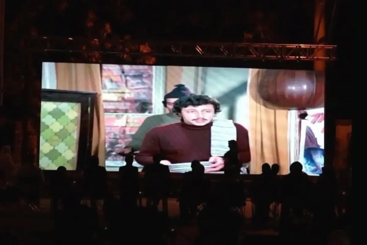 Kütahya’da açık hava sinemasında Yeşilçam filmi Mavi Boncuk gösterimi ve izleyiciler