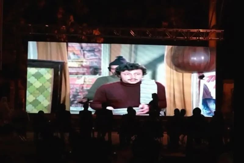 Kütahya’da açık hava sinemasında Yeşilçam filmi Mavi Boncuk gösterimi ve izleyiciler
