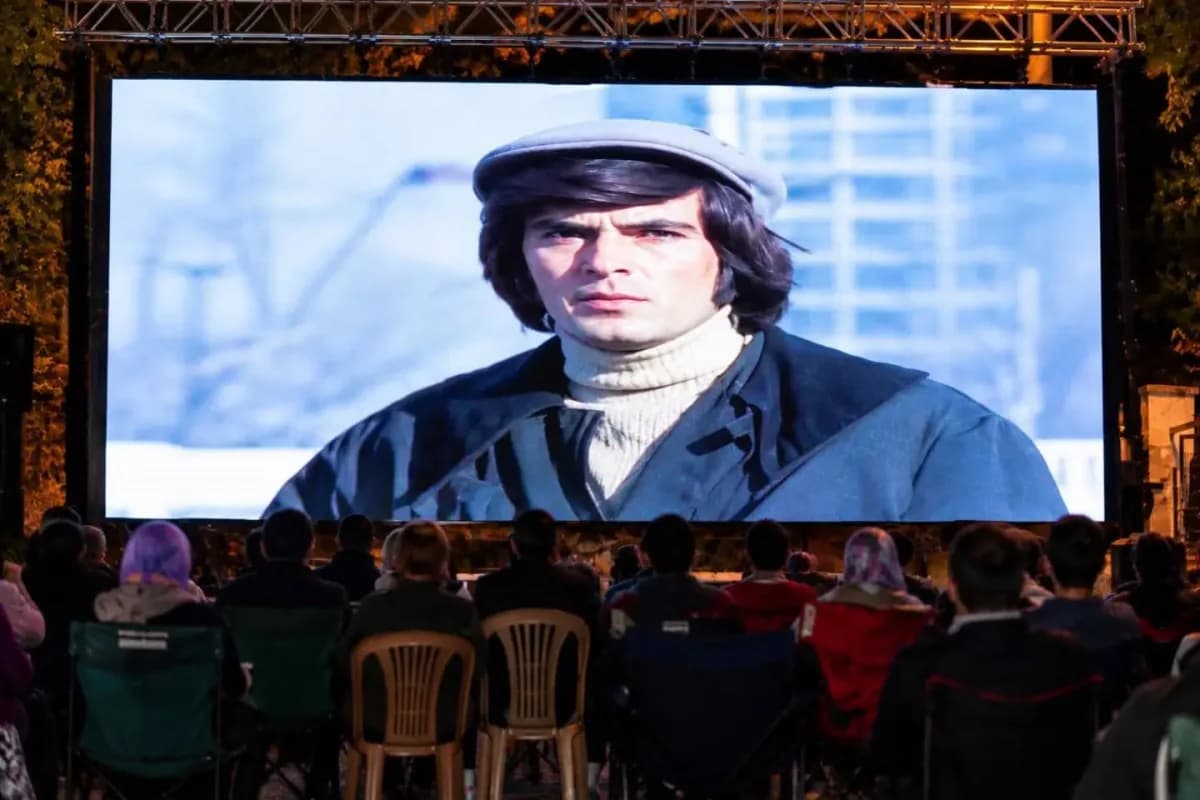 Kütahya Belediyesi tarafından düzenlenen açık hava sineması etkinliğinde, Yeşilçam’ın unutulmaz filmlerinden "Mavi Boncu