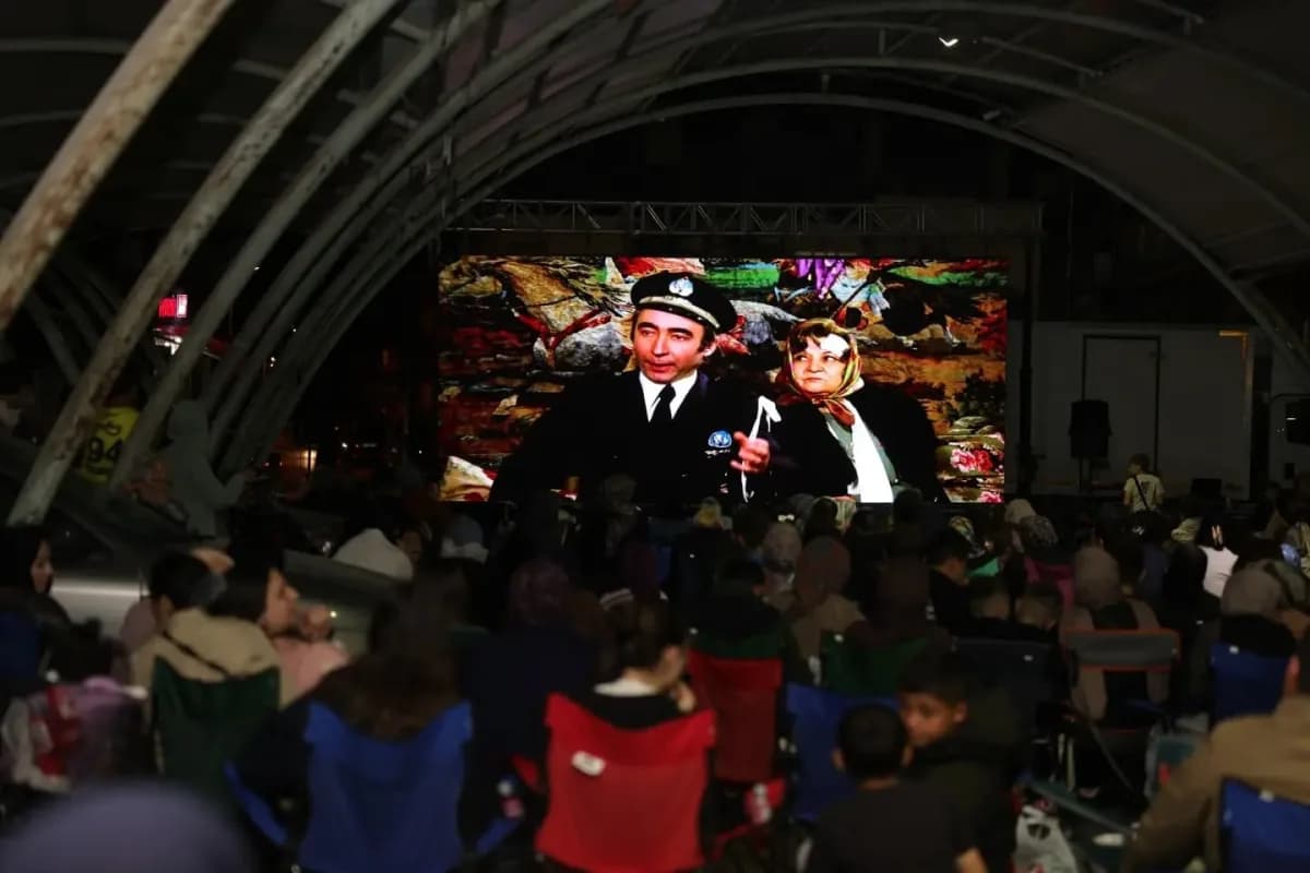 Kütahya Yenidoğan Mahallesi Pazar Yeri’nde açık hava sineması etkinliğinde film izleyen vatandaşlar