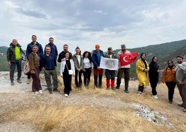 Kütahya Tavşanlı Doğa Sporları Kulübü üyeleri İkitaş Kanyonu’nda doğa yürüyüşü yaparken doğal manzara