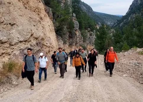 Emet ilçesine geçen doğaseverler, bölgenin en önemli doğal güzellikleri arasında yer alan İkitaş Kanyonu güzergahında bi