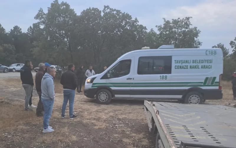 Kütahya Tavşanlı ormanlık alanda bulunan gece bekçisi Hikmet Uzuncan’ın cansız bedeni ve jandarma ekipleri inceleme yapı