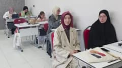 Kütahya Diyanet Gençlik Merkezi’nde Hüsn-i Hat kursunda öğrenciler hat sanatı çalışması yapıyor