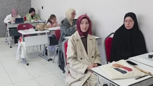 Kütahya Diyanet Gençlik Merkezi’nde Hüsn-i Hat kursunda öğrenciler hat sanatı çalışması yapıyor