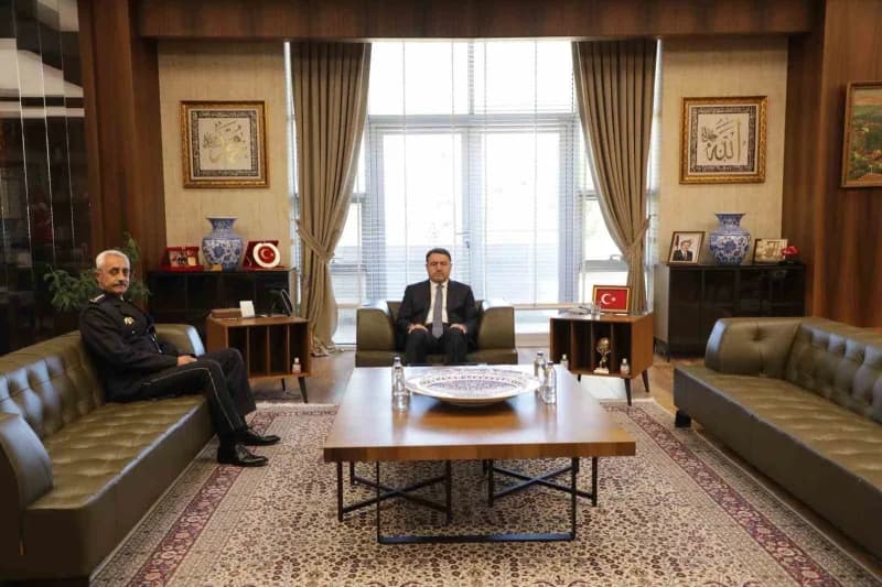 Kütahya İl Emniyet Müdürü Arif Hakan Tandoğan ve Vali Musa Işın valilik makamında görüşme yaparken