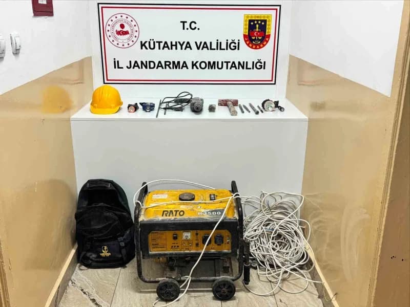 Kütahya Gelinkaya köyünde jandarma ekiplerinin izinsiz kazı operasyonunda ele geçirilen kazı malzemeleri