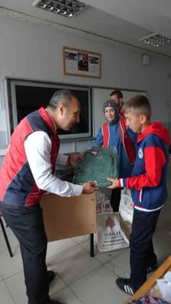 Kütahya Kızılcaören Köyü İlkokulu öğrencilerine verilen kırtasiye malzemeleri