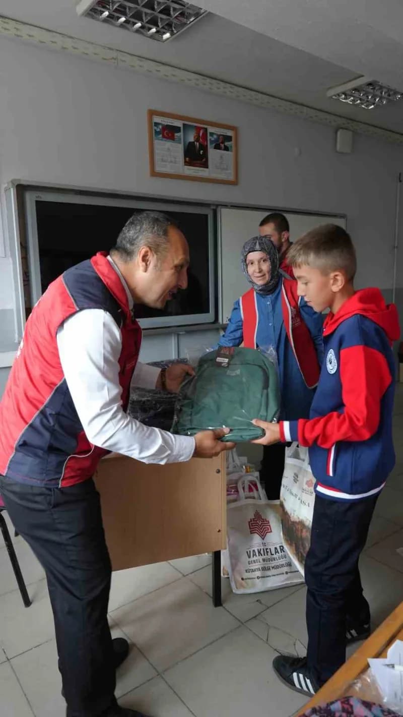 Kütahya Kızılcaören Köyü İlkokulu öğrencilerine verilen kırtasiye malzemeleri