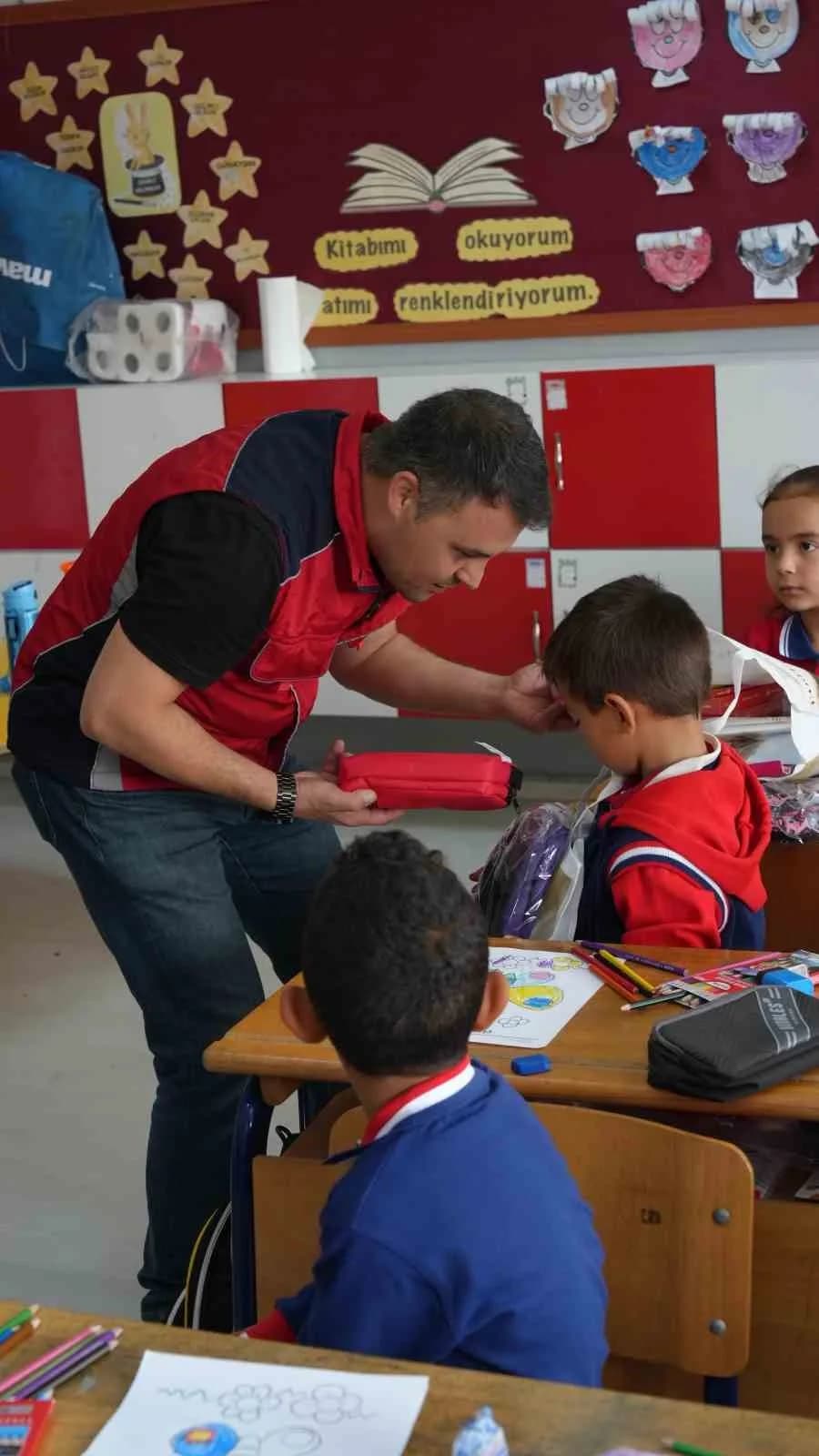 Kütahya’da köy okulundaki öğrencilere kırtasiye desteği