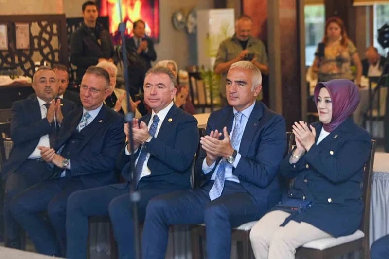 Bakan Ersoy, Kütahya'daki temasları kapsamında Valiliği ve Gülsüm Güral Çini Müzesini de ziyaret etti