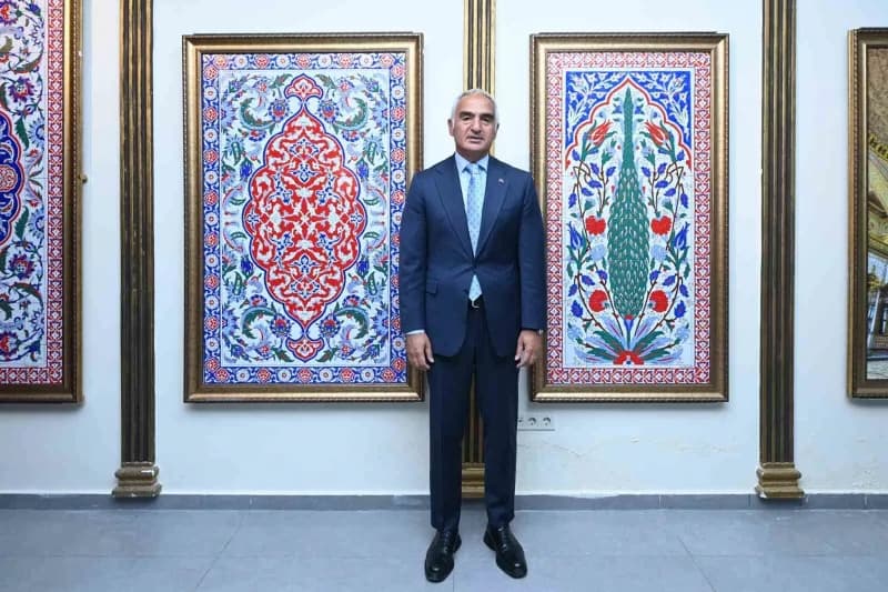 Bakan Ersoy, Kütahya'daki temasları kapsamında Valiliği ve Gülsüm Güral Çini Müzesini de ziyaret etti