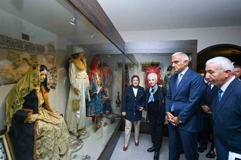 Bakan Ersoy, Kütahya Arkeoloji ve Maden Müzesini gezdi