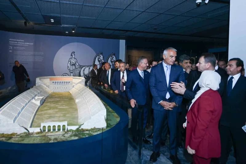 Kütahya Arkeoloji ve Maden Müzesi'nin dış cephesi ve açılış töreninden görüntü