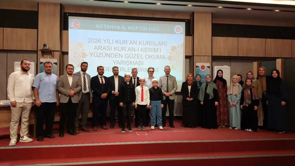 Kütahya’da düzenlenen Kur’an-ı Kerim’i Güzel Okuma Yarışması’nda öğrenciler ödül alırken