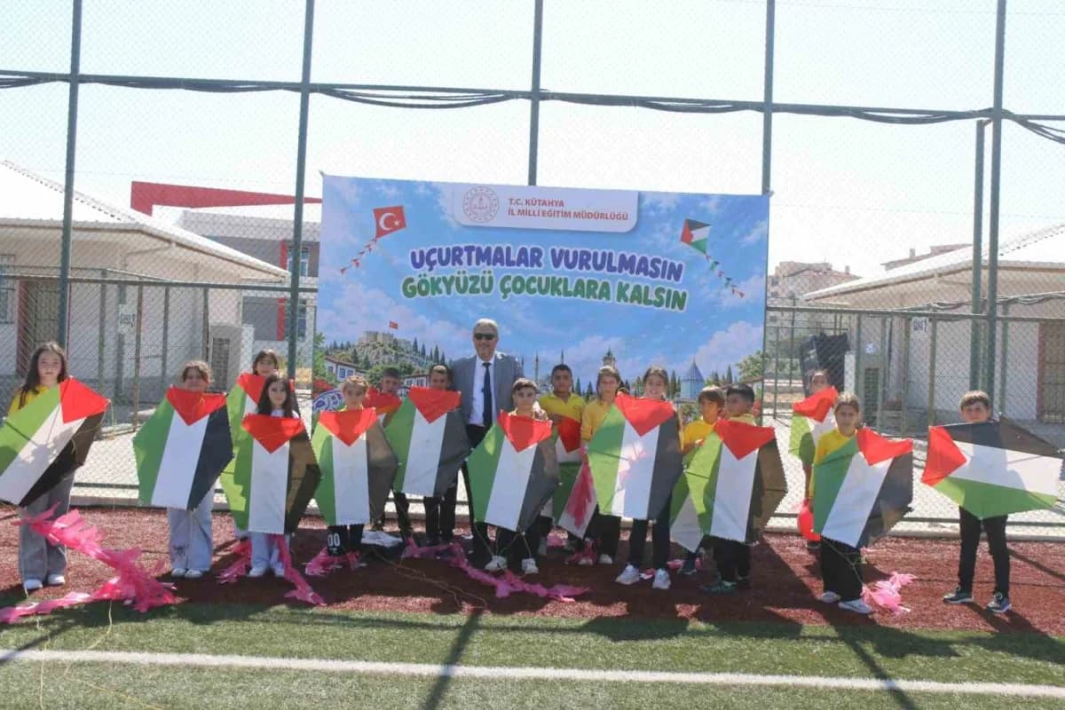 Kütahya’da öğrenciler, Gazze’deki çocuklar için Türk ve Filistin bayraklı uçurtmaları gökyüzüne bırakıyor