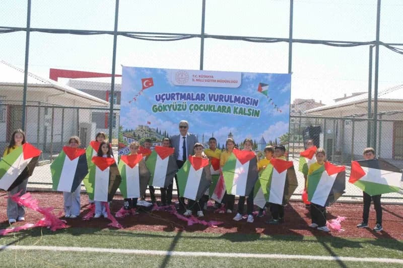 Kütahya’da öğrenciler, Gazze’deki çocuklar için Türk ve Filistin bayraklı uçurtmaları gökyüzüne bırakıyor