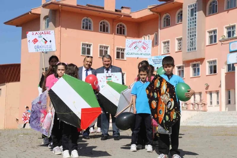 Kütahya’da öğrencilerden Gazze’deki Çocuklara uçurtmalı mesaj