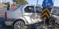 Kütahya-Eskişehir kara yolunda iki otomobilin çarpışması sonrası olay yerinde sağlık ekipleri müdahale ediyor