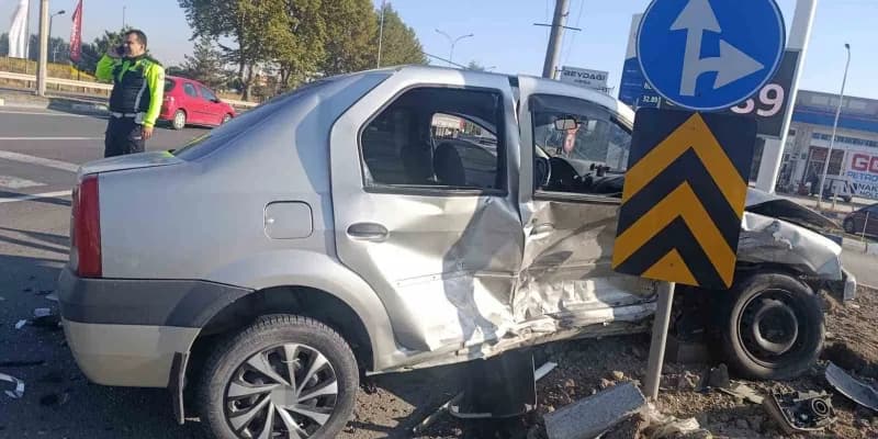 Kütahya-Eskişehir kara yolunda iki otomobilin çarpışması sonrası olay yerinde sağlık ekipleri müdahale ediyor