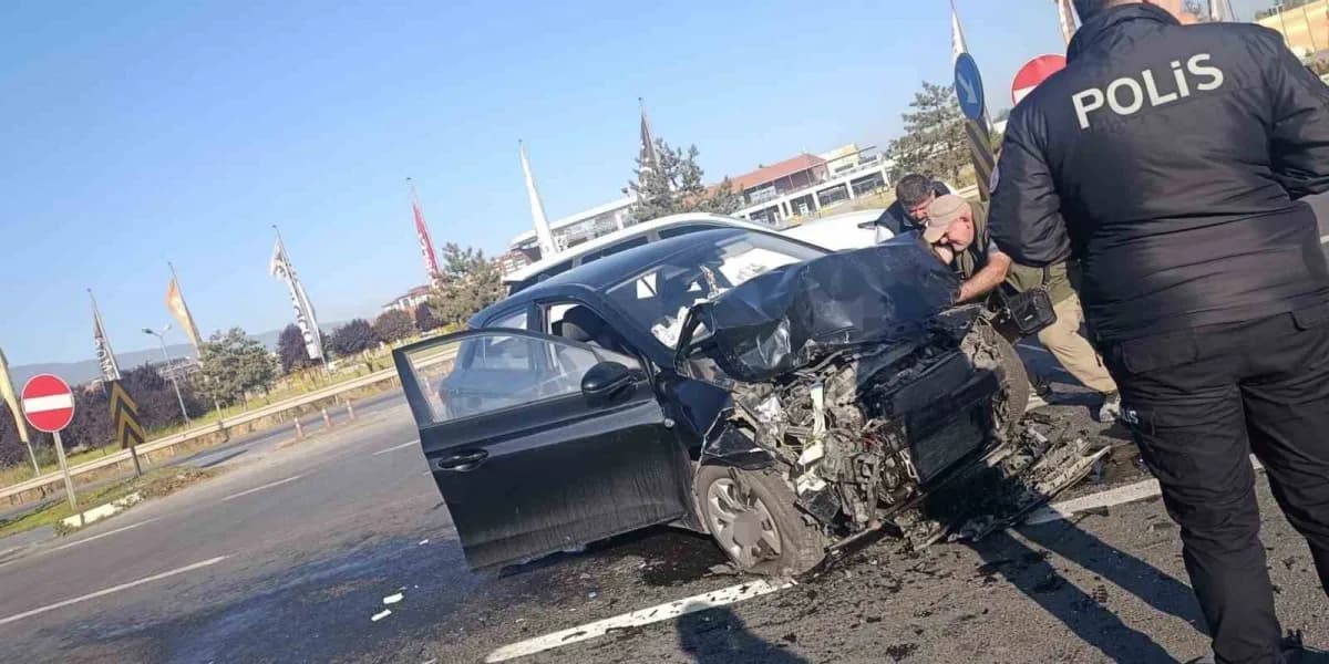 Kütahya'da iki otomobilin çarpışması sonucu meydana gelen trafik kazasında 6 kişi yaralandı.