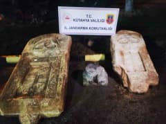 Kütahya Aslanapa’da jandarma ekiplerinin ele geçirdiği Roma dönemine ait lahit mezar kapakları ve tarihi eserler