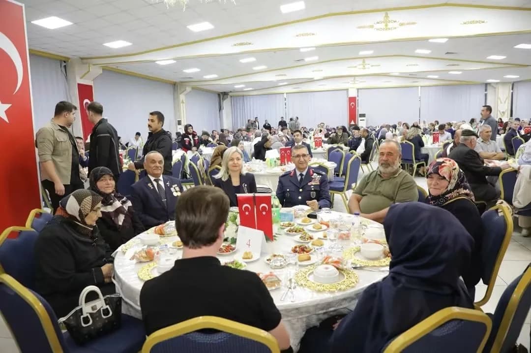 Kütahya’da şehit aileleri ve Gaziler onuruna yemek programı düzenlendi