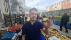 Kütahya pazarında tezgah üzerinde satışa sunulan Simav hünnapı meyveleri