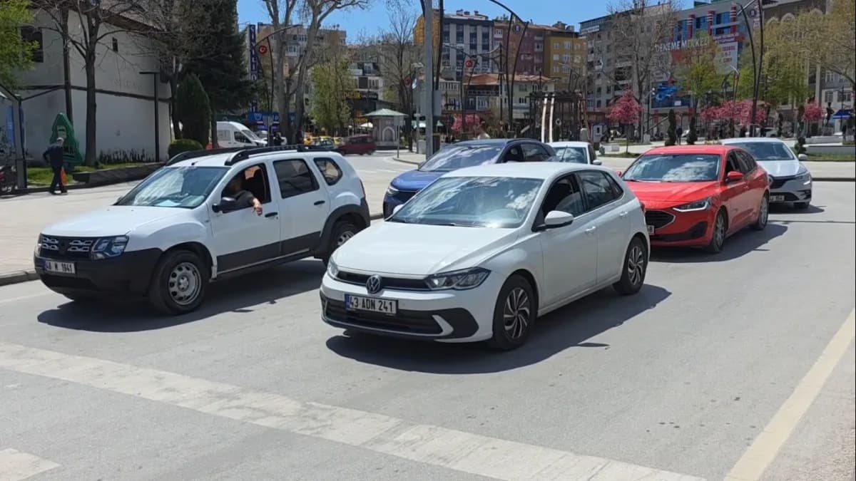 Kütahya’da trafikte seyreden çeşitli motorlu kara taşıtları ve araç yoğunluğu