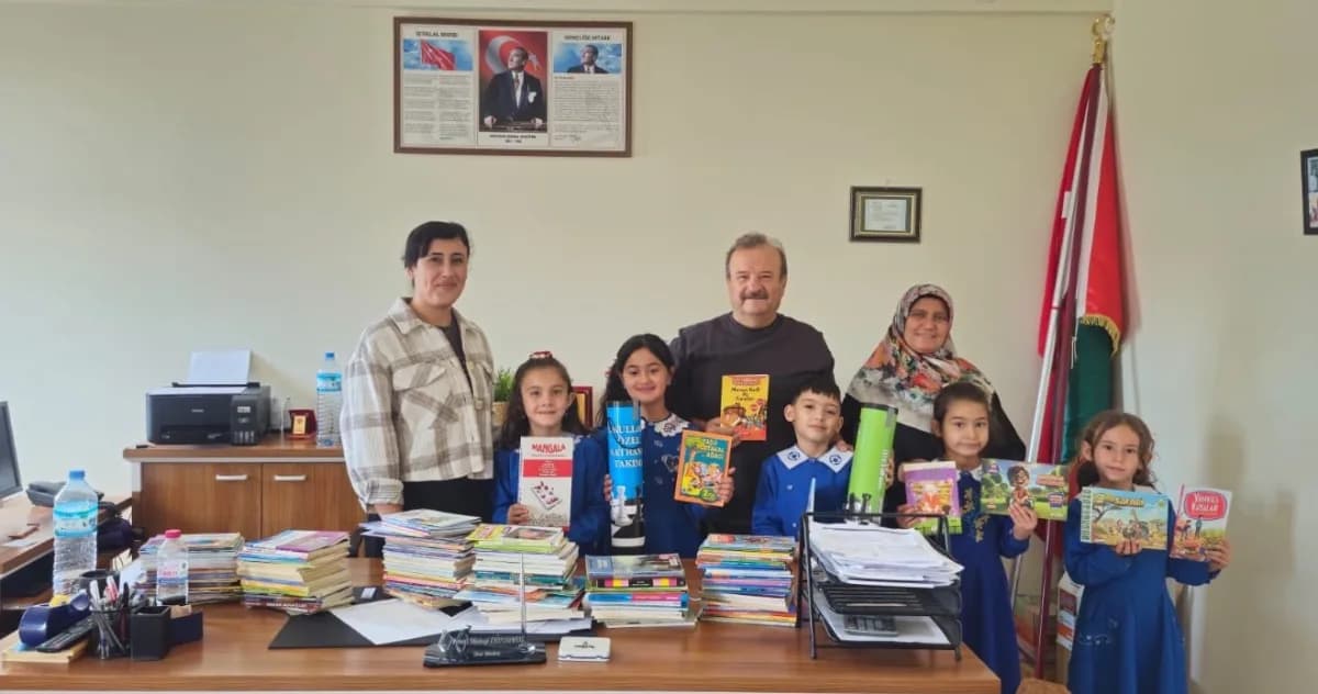 Kütahya'da kitap ve eğitim materyali dağıtımı yapılan okulda öğrenciler ve öğretmenler