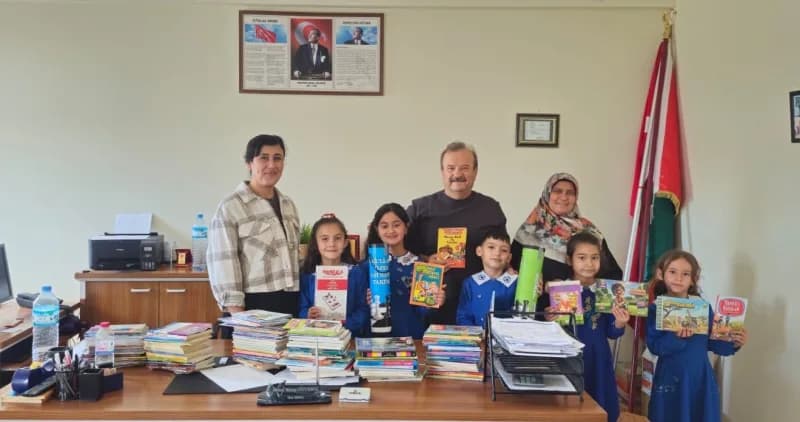 Kütahya'da kitap ve eğitim materyali dağıtımı yapılan okulda öğrenciler ve öğretmenler