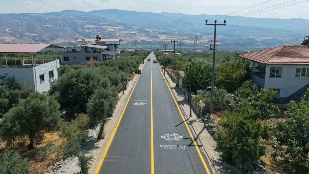 Aydın’ın Kuyucak ilçesinde Gencelli ile Gencellidere Mahalleleri arasındaki yolda sıcak asfalt, kaldırım, yol çizgisi ve