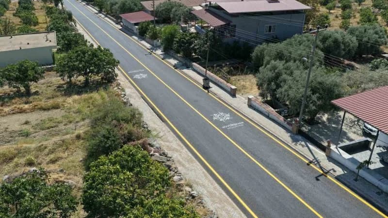 Aydın’ın Kuyucak ilçesinde Gencelli ile Gencellidere Mahalleleri arasındaki yolda sıcak asfalt, kaldırım, yol çizgisi ve