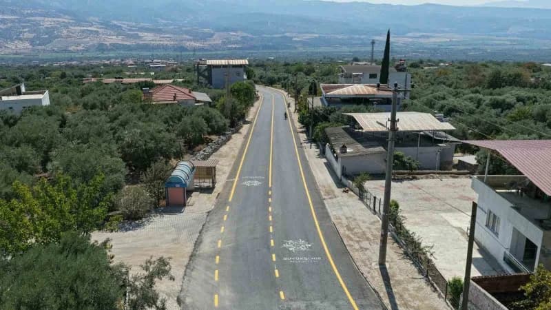 Aydın’ın Kuyucak ilçesinde Gencelli ile Gencellidere Mahalleleri arasındaki yolda sıcak asfalt, kaldırım, yol çizgisi ve
