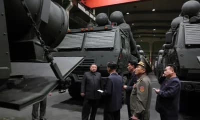 Kuzey Kore lideri Kim Jong-un yapay zeka entegreli tek yönlü saldırı İHA’ları ve çoklu roketatar sistemlerini denetliyor