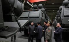 Kuzey Kore lideri Kim Jong-un yapay zeka entegreli tek yönlü saldırı İHA’ları ve çoklu roketatar sistemlerini denetliyor
