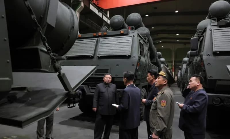 Kuzey Kore lideri Kim Jong-un yapay zeka entegreli tek yönlü saldırı İHA’ları ve çoklu roketatar sistemlerini denetliyor