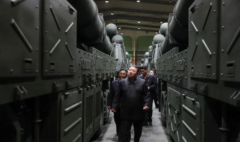 Kuzey Kore lideri Kim Jong-un tek yönlü saldırı İHA’ları, insansız keşif uçakları ve çoklu roketatar sistemlerinin üreti