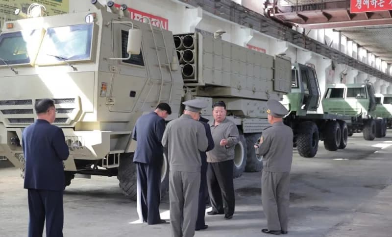 Kuzey Kore lideri Kim Jong-un tek yönlü saldırı İHA’ları, insansız keşif uçakları ve çoklu roketatar sistemlerinin üreti