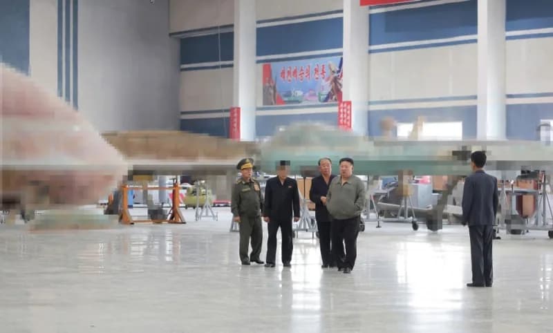Kuzey Kore lideri Kim Jong-un tek yönlü saldırı İHA’ları, insansız keşif uçakları ve çoklu roketatar sistemlerinin üreti