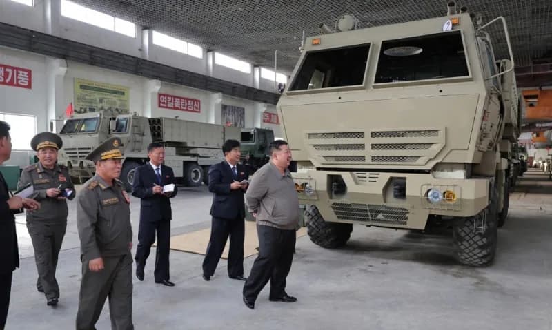 Kuzey Kore lideri Kim Jong-un tek yönlü saldırı İHA’ları, insansız keşif uçakları ve çoklu roketatar sistemlerinin üreti